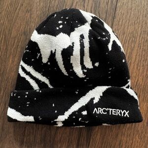 Arc’teryx Grotto Toque Black and Grey
